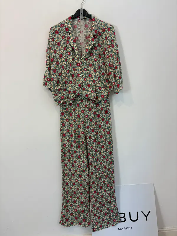 ZARA. Conjunto fluido estampado. T S