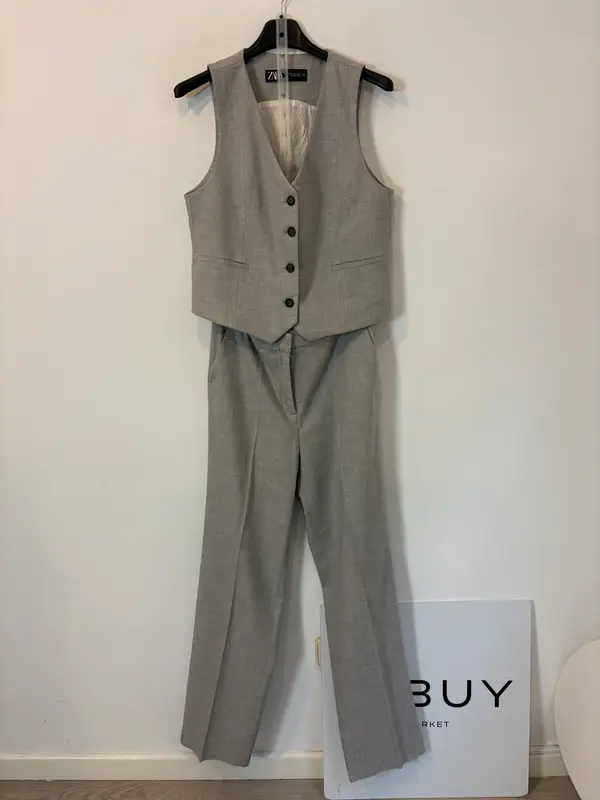 ZARA. Conjunto gris claro textura