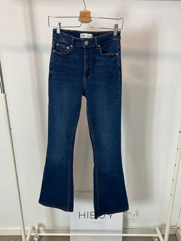 ZARA. Denim azul oscuro campana. T 38