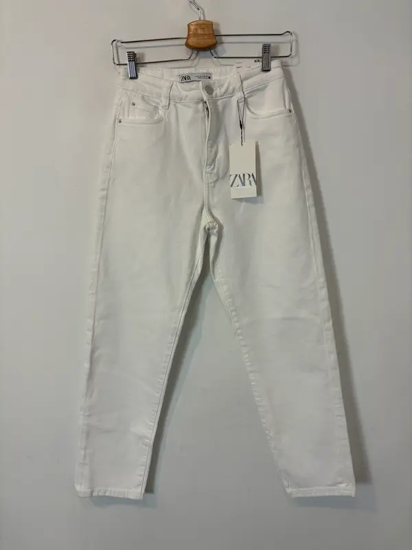 ZARA. Denim blanco mom fit