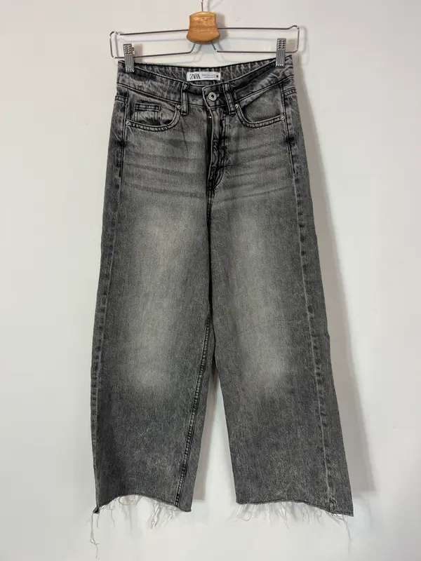ZARA. Denim culotte gris efecto desgatado. T 34