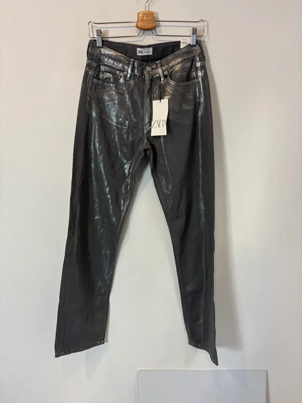 ZARA. Denim gris textura metalizada