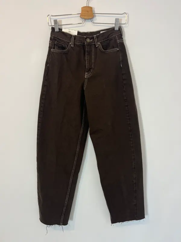 ZARA. Denim marrón oscuros costuras. T 32