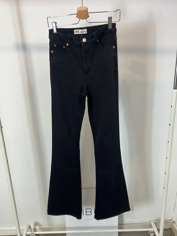 ZARA. Denim negro campana. T 36