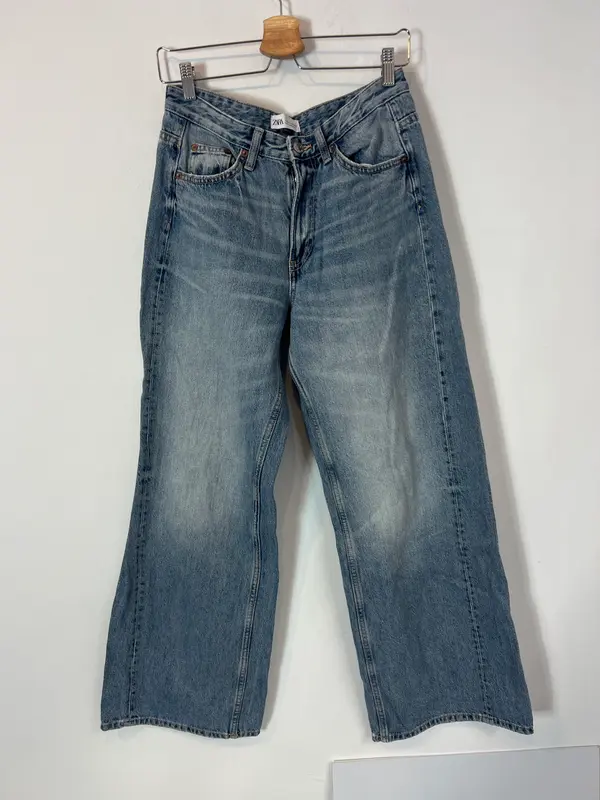 ZARA. Denim pata ancha lavado medio. T 36