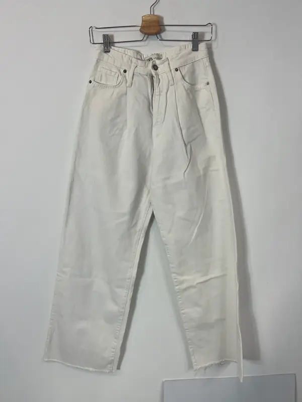 ZARA. Denim pinzas blanco. T 36