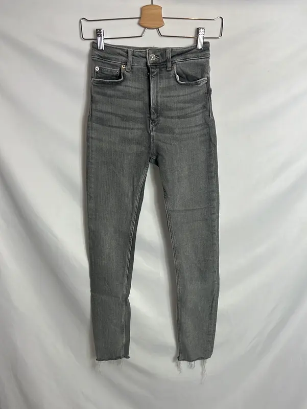 ZARA. Denim pitillo gris desflecado. T 34