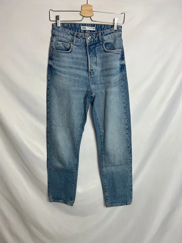 ZARA. Denim recto abotonado claro T.34