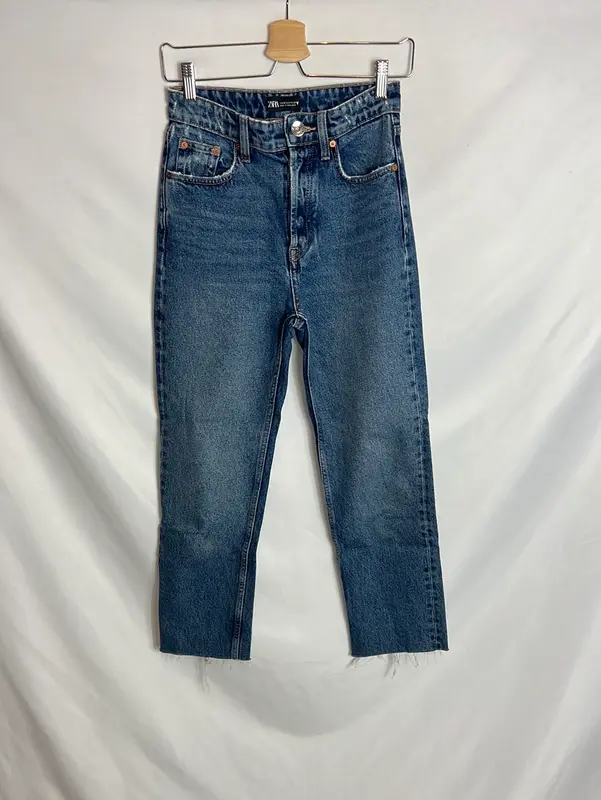 ZARA. Denim recto cropped desflecado. T 34