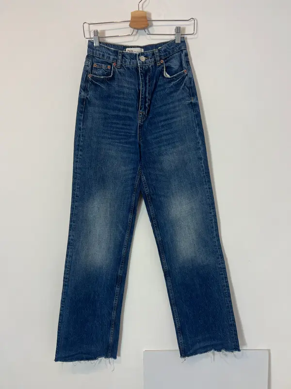 ZARA. Denim recto lavado medio desflecado. T 34