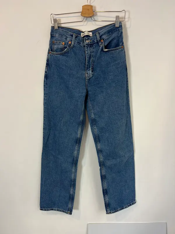 ZARA. Denim recto lavado medio. T 36