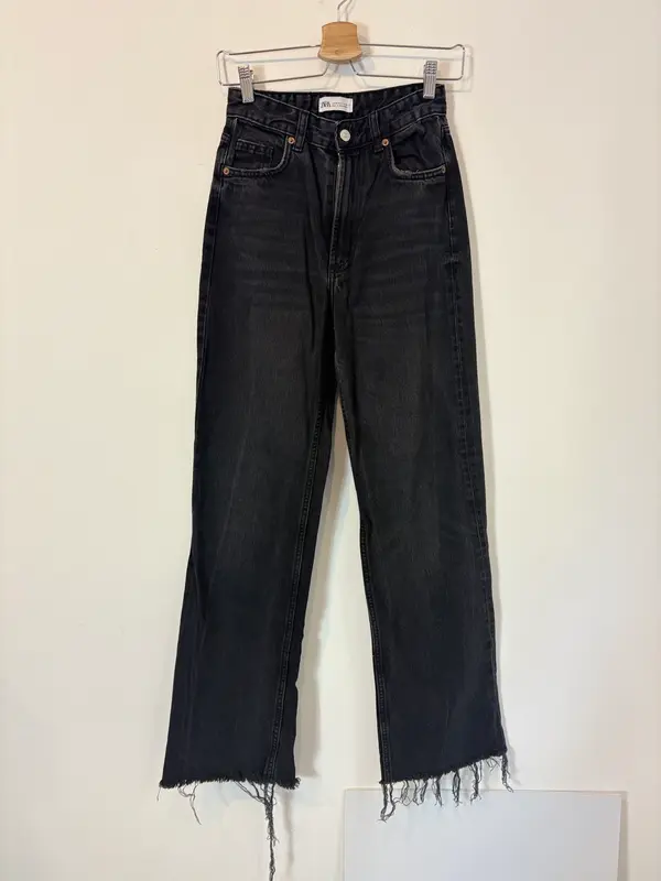 ZARA. Denim recto negro flecos
