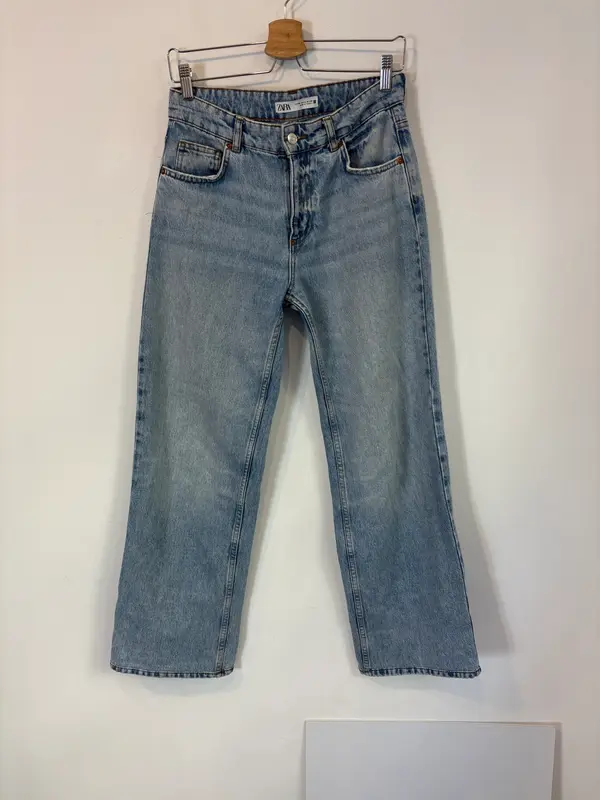 ZARA. Denim recto tiro medio