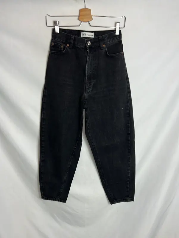 ZARA. Denim slouchy negro. T 34