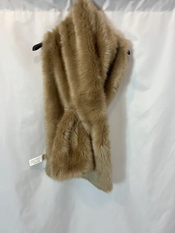 ZARA. Estola pelo beige