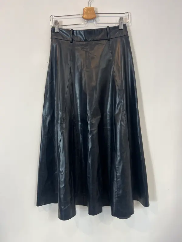 ZARA. Falda azul oscuro piel T.s