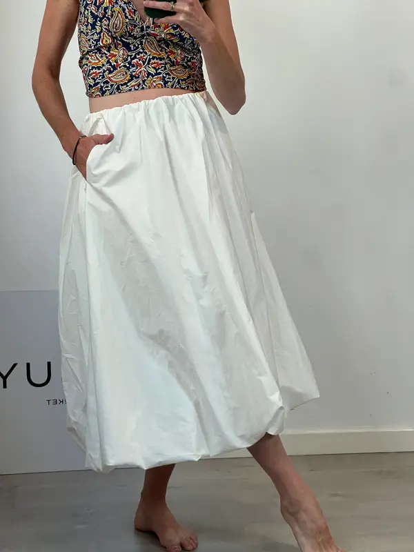 ZARA. Falda blanca globo