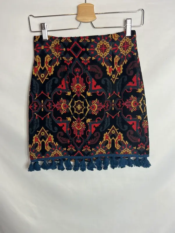 ZARA. Falda corta bordados y borlas. TXS