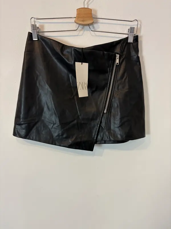ZARA. Falda corta efecto piel cremallera