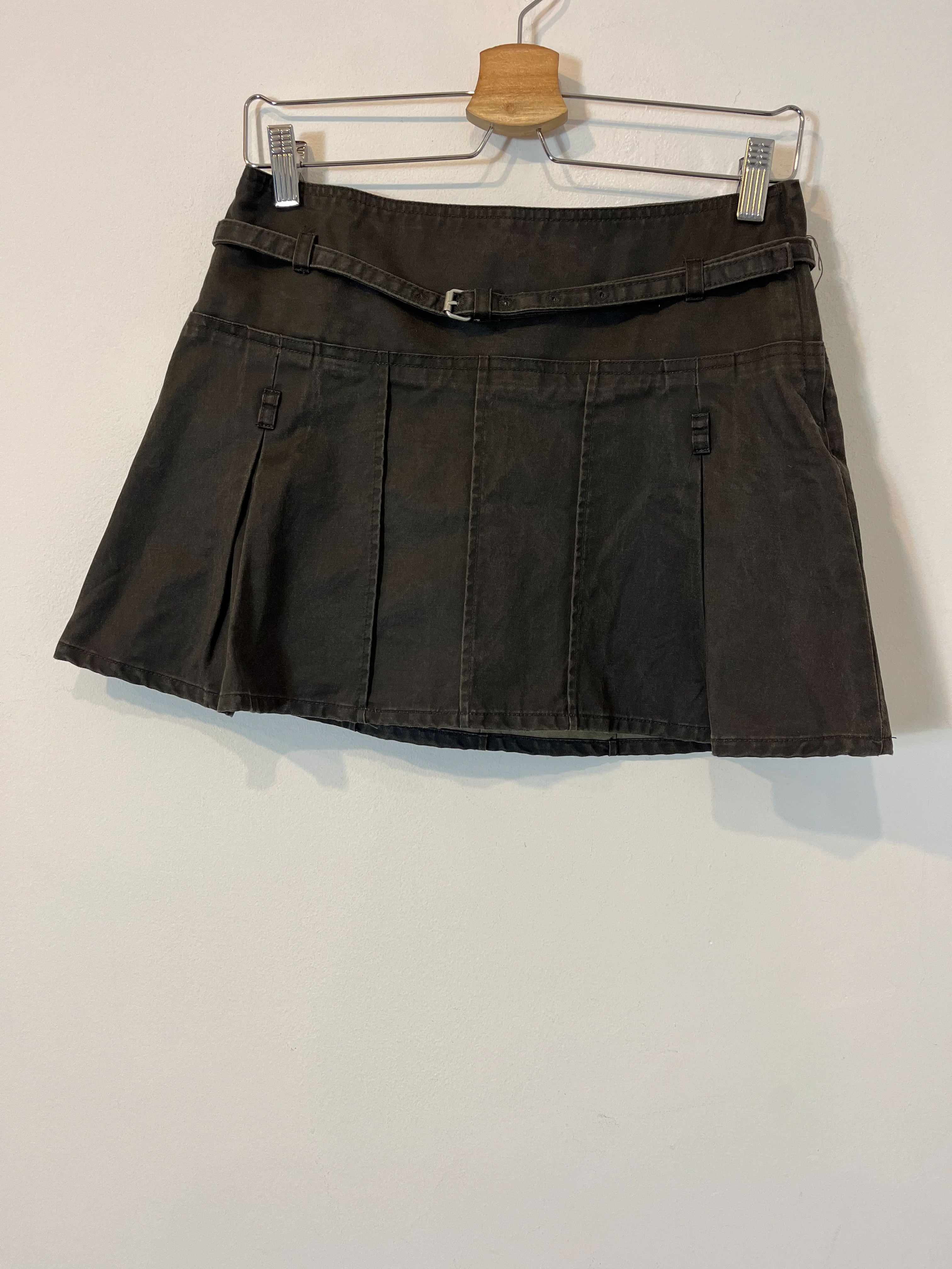 ZARA. Falda corta gris encerada T.s