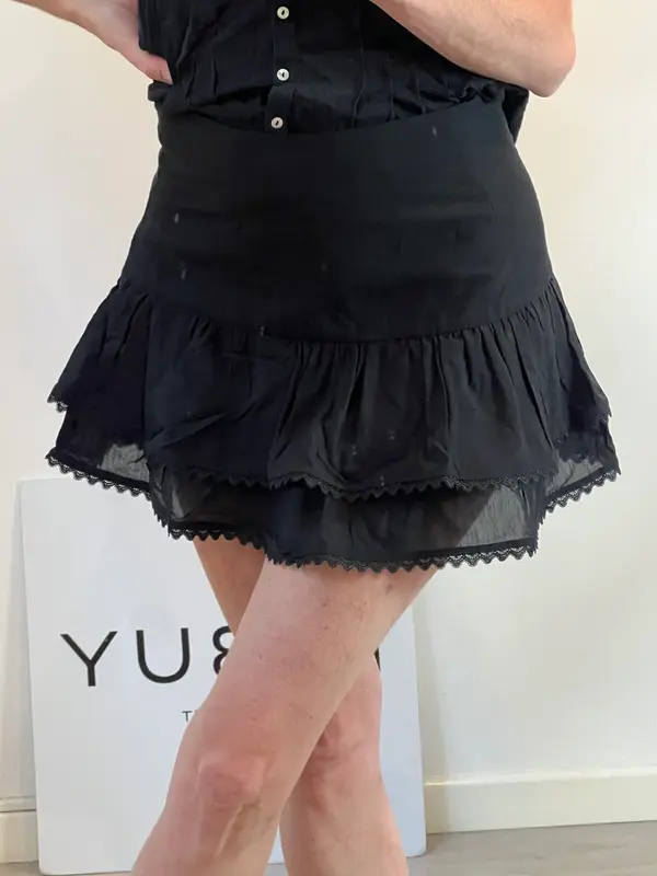 ZARA. Falda corta negra volantes T.s