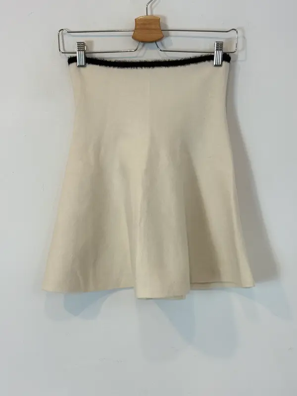 ZARA. Falda corta punto elástico