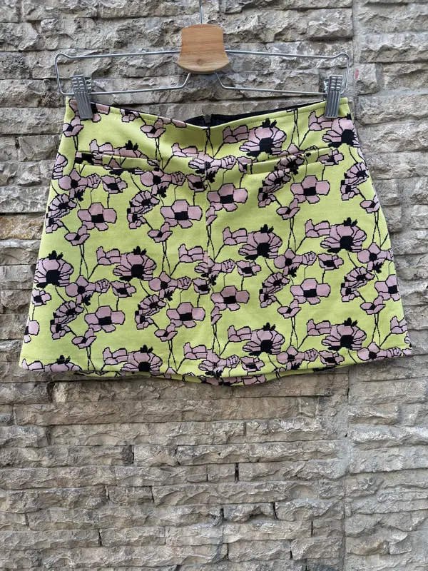 ZARA. Falda corta verde retro
