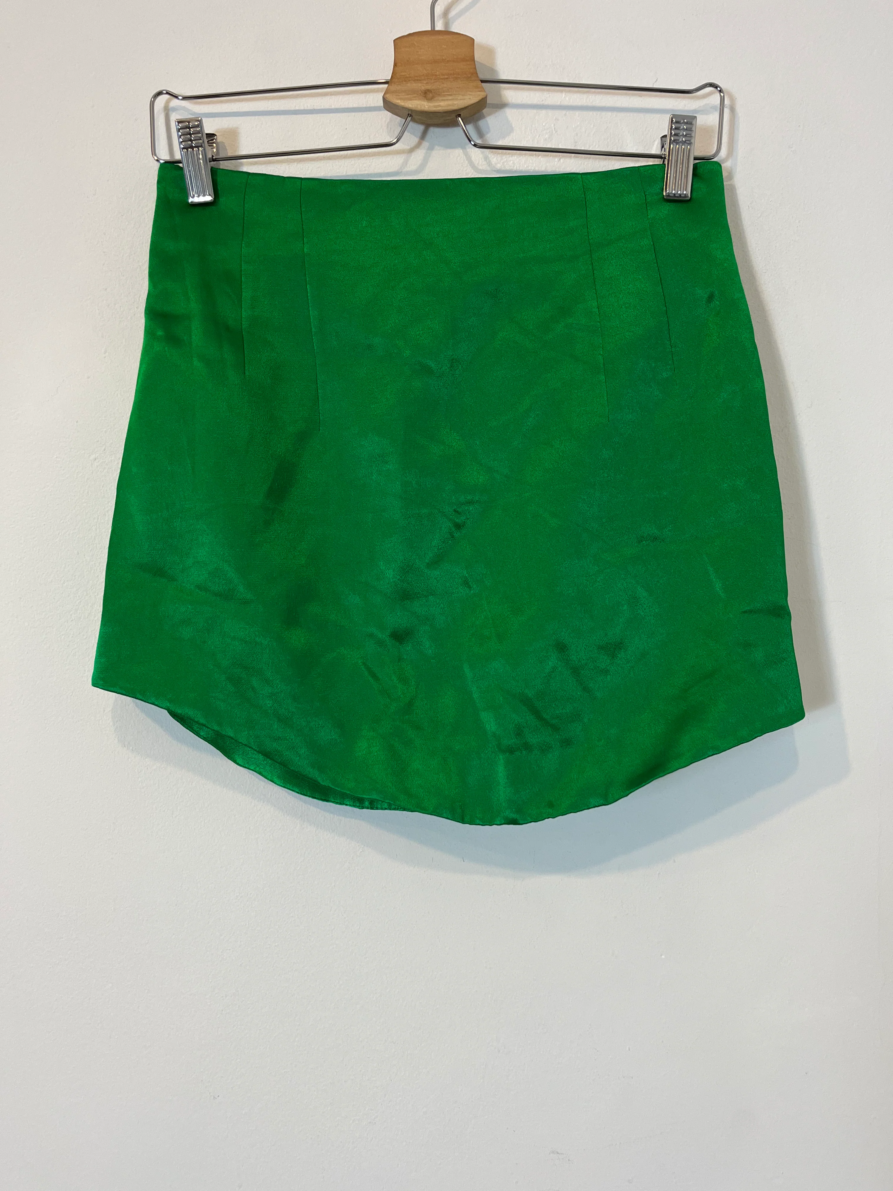 ZARA. Falda corta verde satinada T.s
