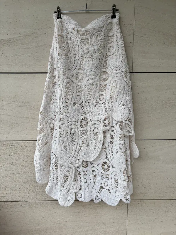 ZARA. Falda crochet asimétrica