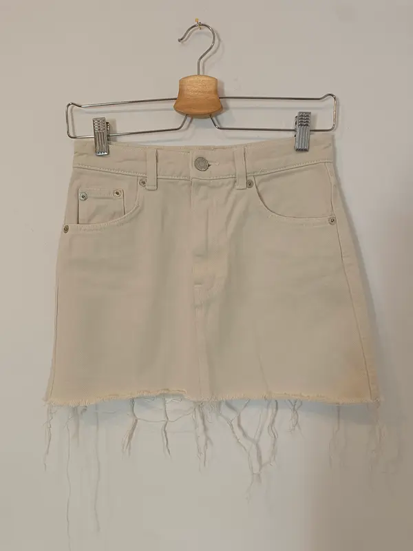 ZARA. Falda denim corta beige T.xs