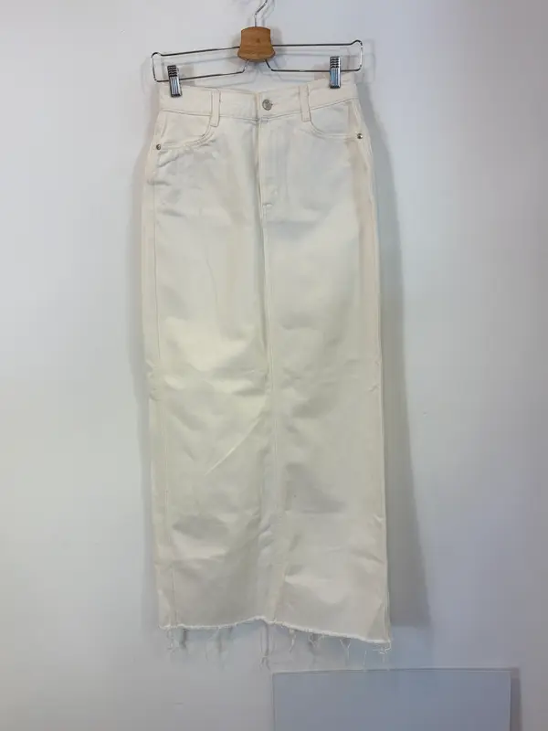 ZARA. Falda denim larga blanca