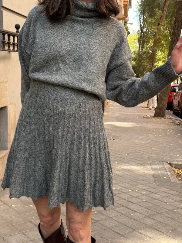 ZARA. Falda gris punto plisada