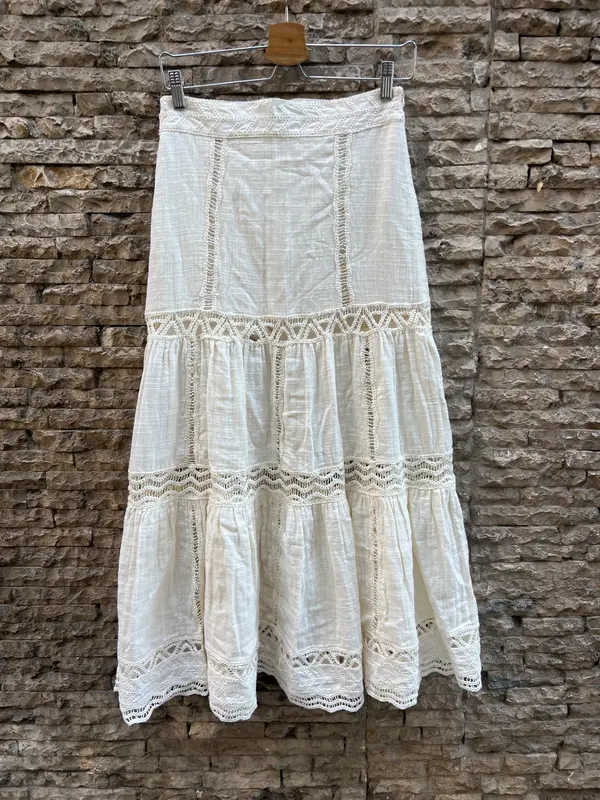ZARA. Falda larga  encaje beige. T XS