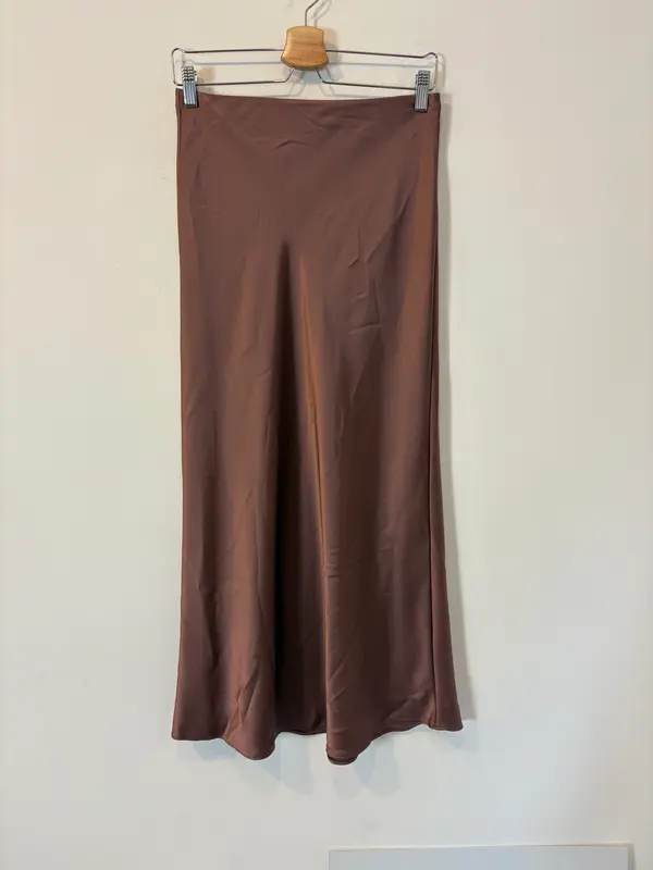 ZARA. Falda larga satinada malva