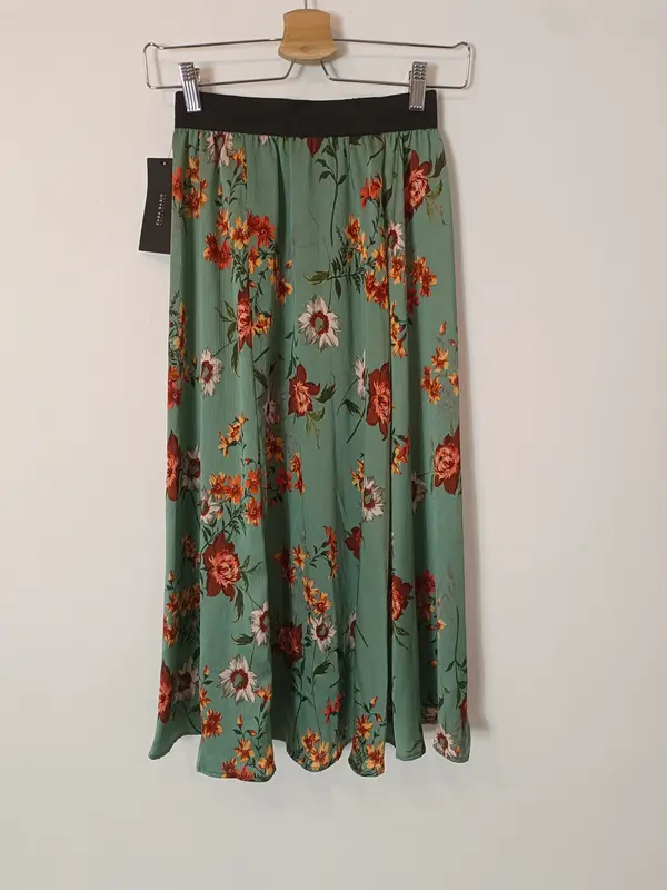 ZARA. falda mdi verde flores T.xs