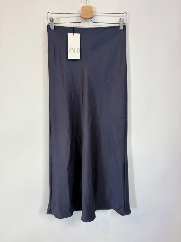 ZARA. Falda midi azul fluida.