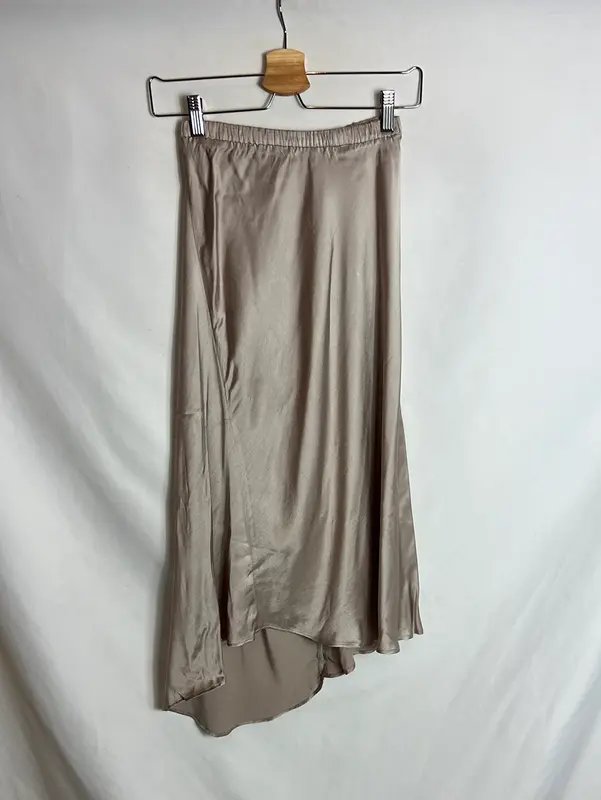 ZARA. Falda midi color topo asimétrica satinada. T XS