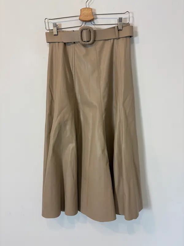 ZARA. Falda midi efecto piel vuelo. T XS