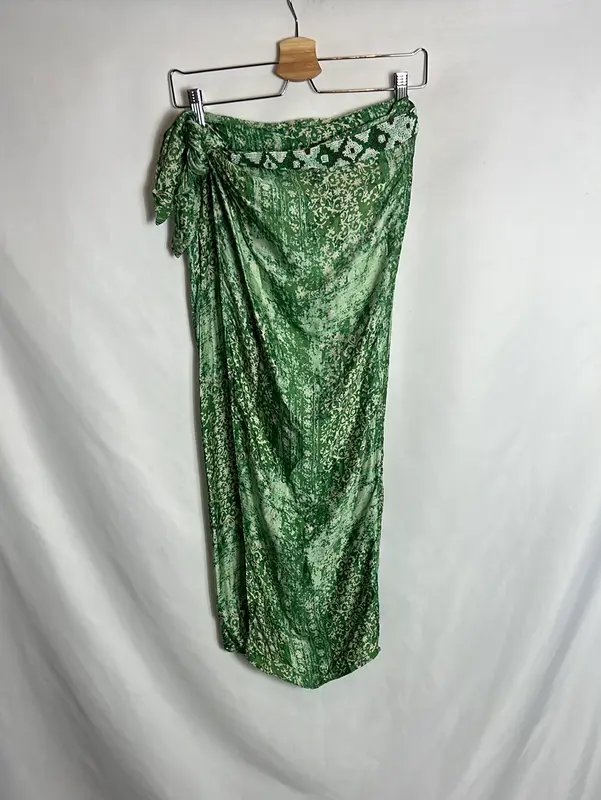 ZARA. Falda midi estilo pareo verde estampada . T XS