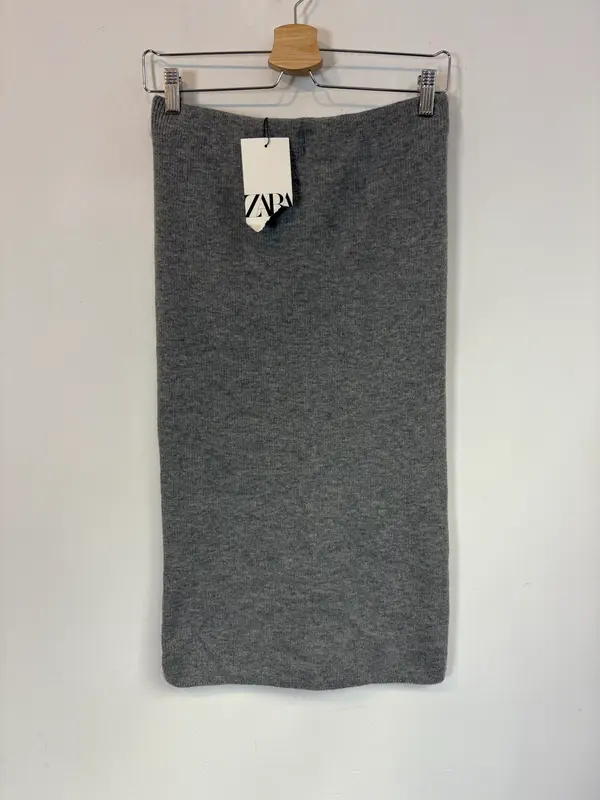 ZARA. Falda midi punto gris