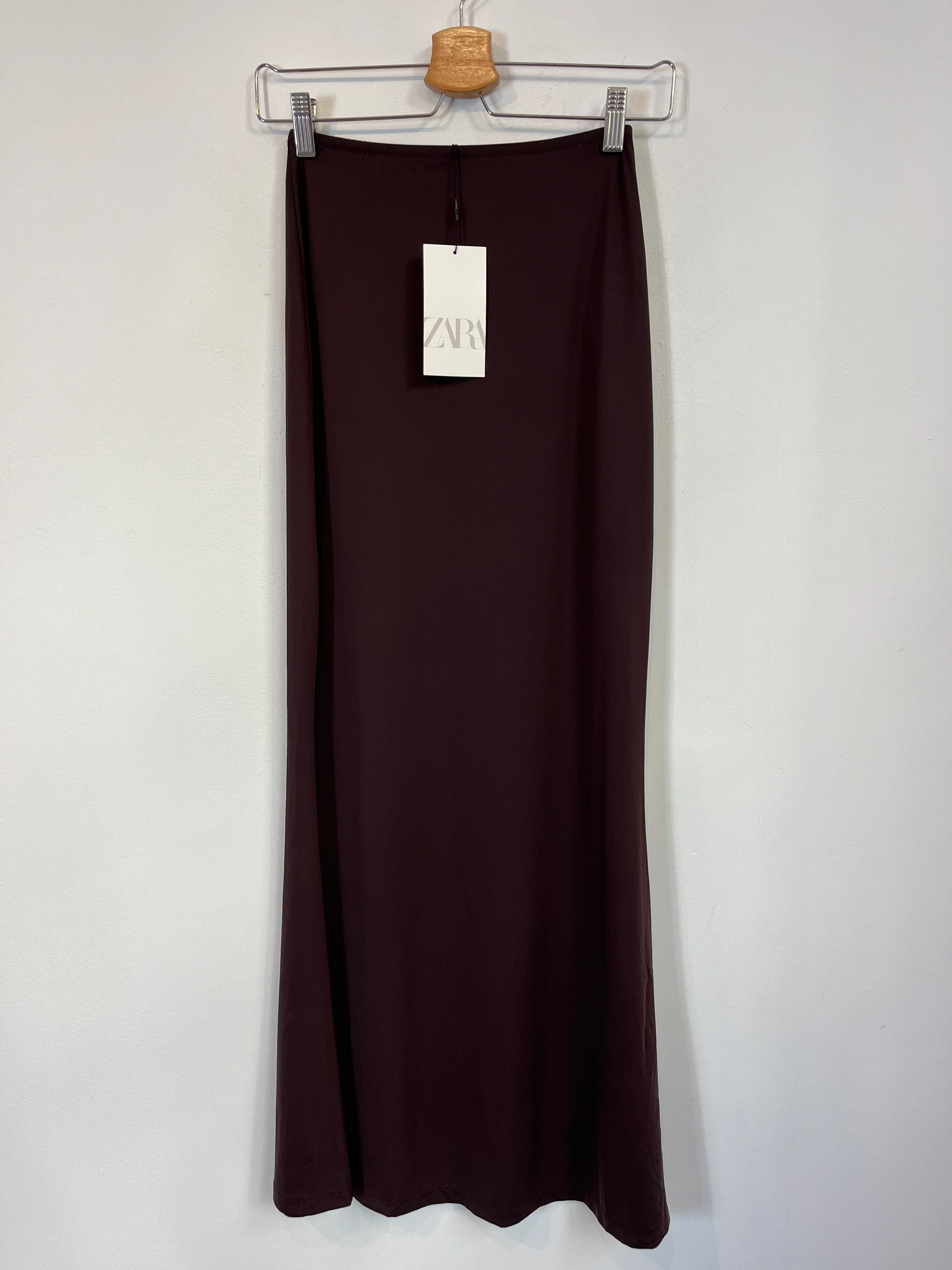ZARA. Falda midi satinada marrón T.s