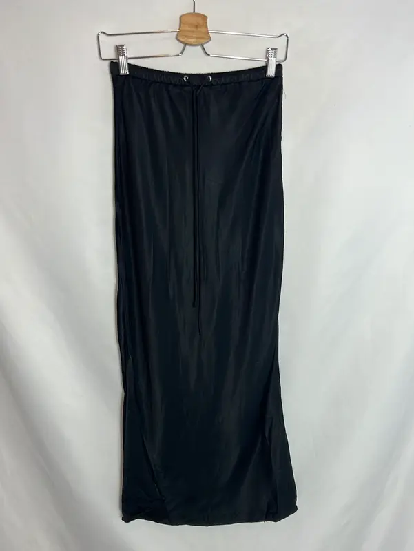 ZARA. Falda midi satinada negra. T XS