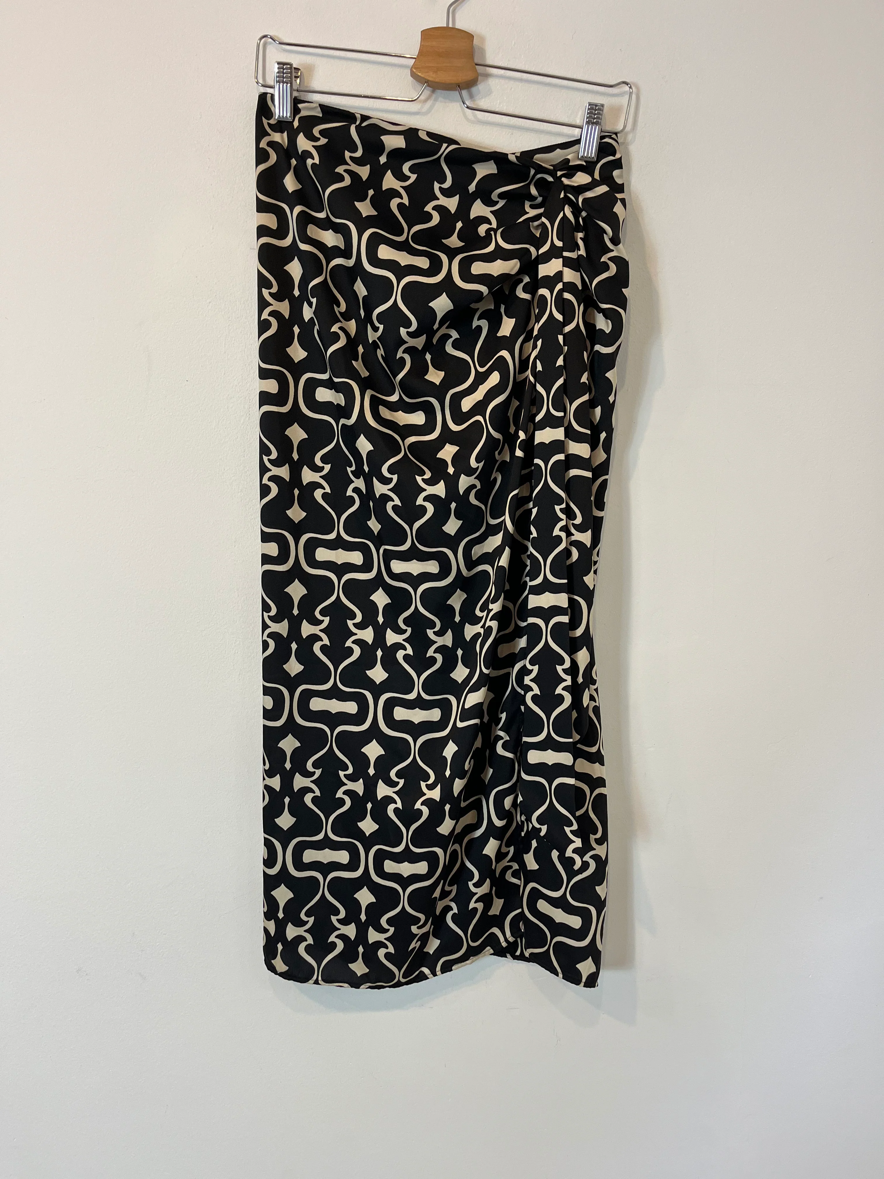 ZARA. Falda midi satinada nudo. T S