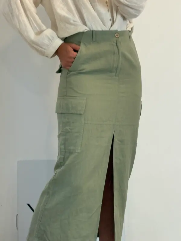 ZARA. Falda midi verde mezcla. T M