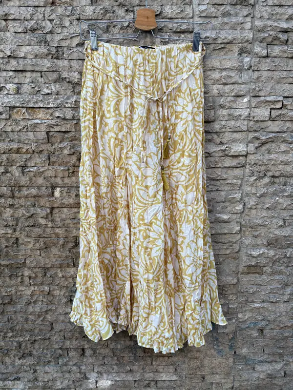 ZARA. Falda mostaza estampada