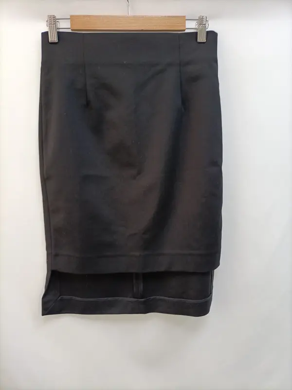 ZARA. Falda negra entallada T.m