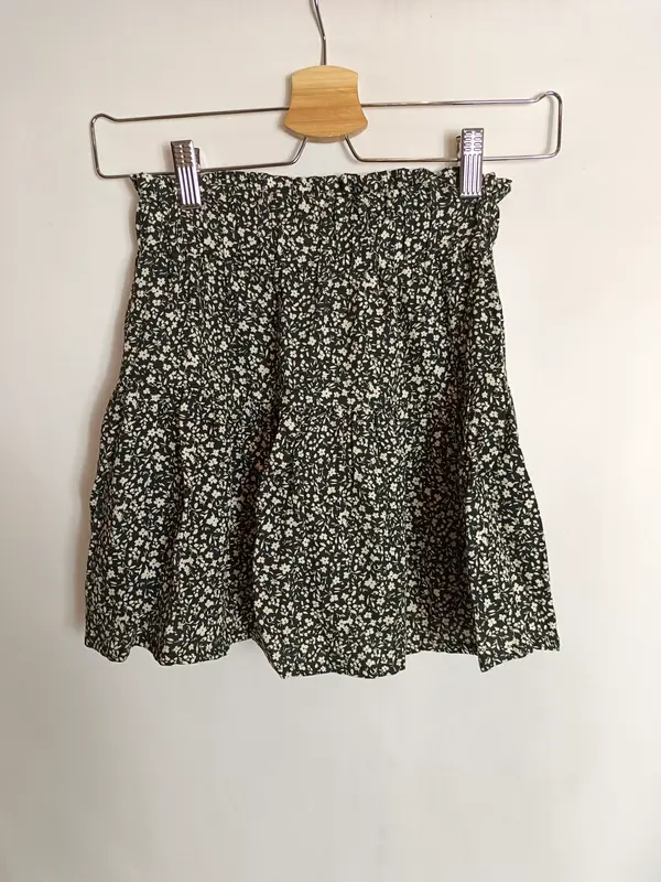 ZARA. Falda negra flores T.11-12 años