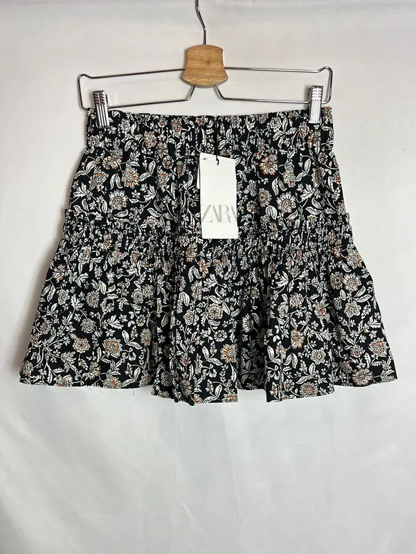 ZARA. Falda negra flores T.s