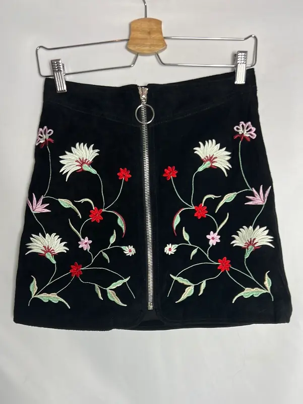 ZARA. Falda negra piel flores bordadas. T XS