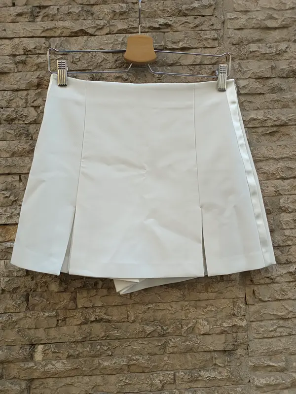 ZARA. Falda pantalón corto blanco T.s